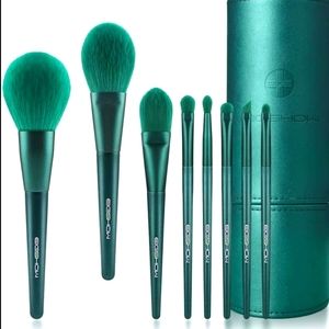 Eigshow Professional Makeup Brushes 8 brushes in Emerald Green